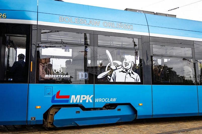 Tramwaj Moderus Gamma z napisem Bolesław Orliński