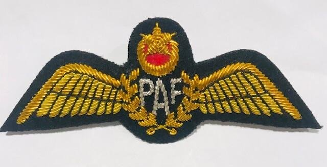 Haftowana odznaka pilota Pakistańskich Sił Powietrznych (PAF) – złote skrzydła z literami PAF na granatowym tle