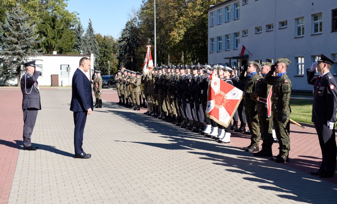 Przegląd pododdziałów podczas uroczystego apelu z okazji Święta 1 Bazy Lotnictwa Transportowego
