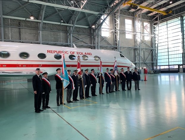 Poczty sztandarowe stowarzyszeń seniorów lotnictwa w hangarze 1 Bazy Lotnictwa Transportowego