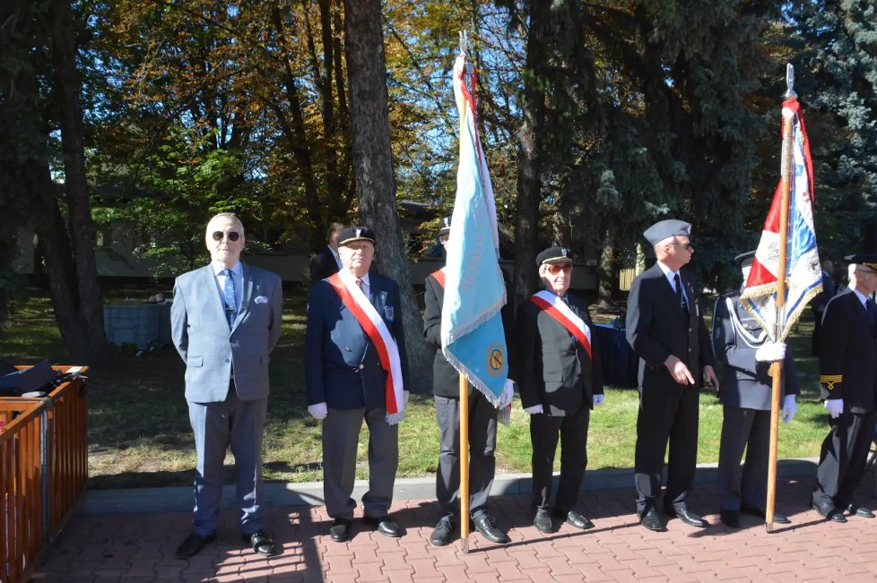 Przedstawiciele stowarzyszeń seniorów lotnictwa z pocztami sztandarowymi